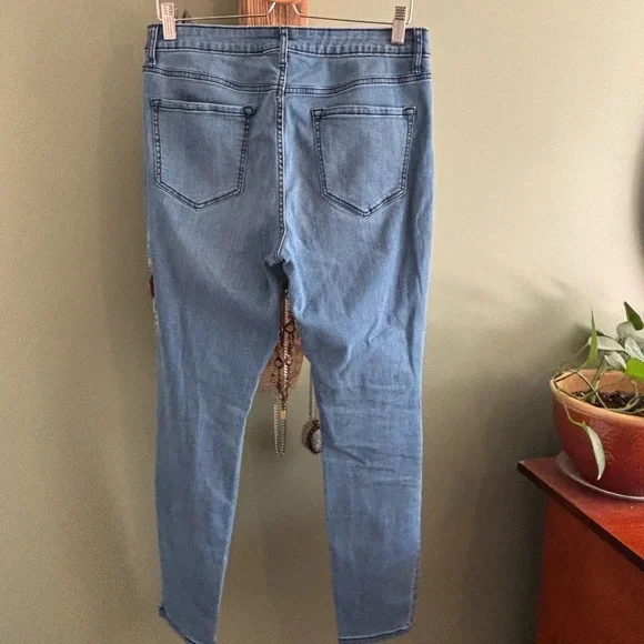 197.) George / W 16-17” R 10” / Embroidered / Light-wash /  Skinny Jeans - Picture 7 of 7